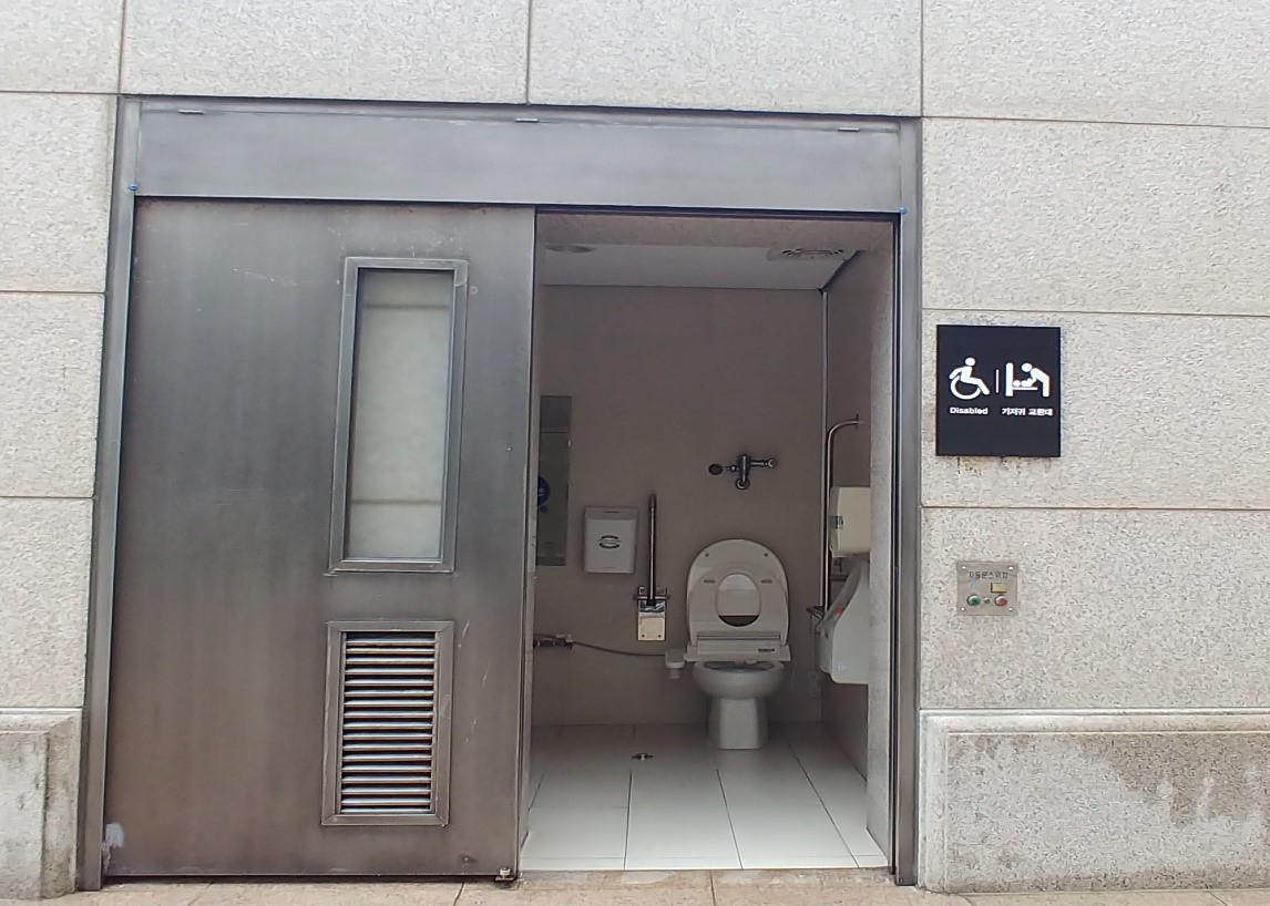 장애인화장실입니다.