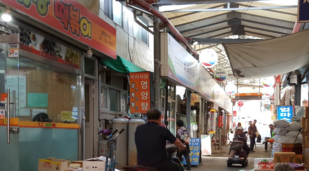 시장 내부입니다.