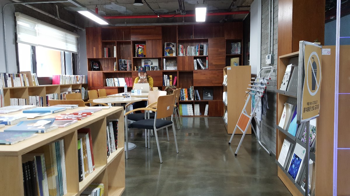 이아 서점 내부입니다.
