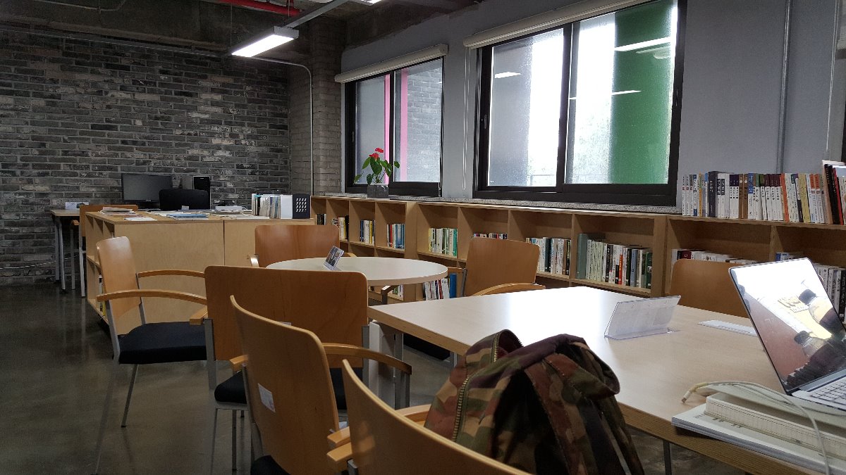 서점 내부입니다.