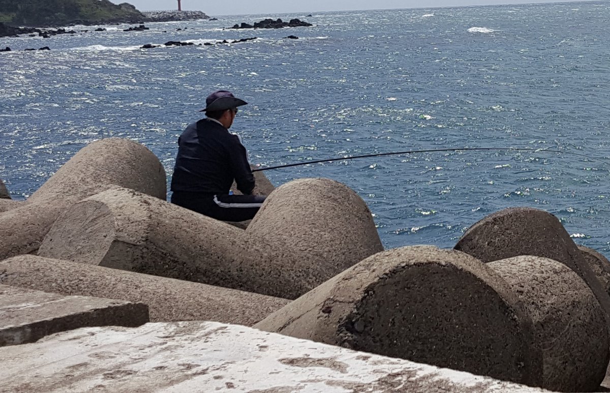 사수동방파제 낚시하는 모습 입니다