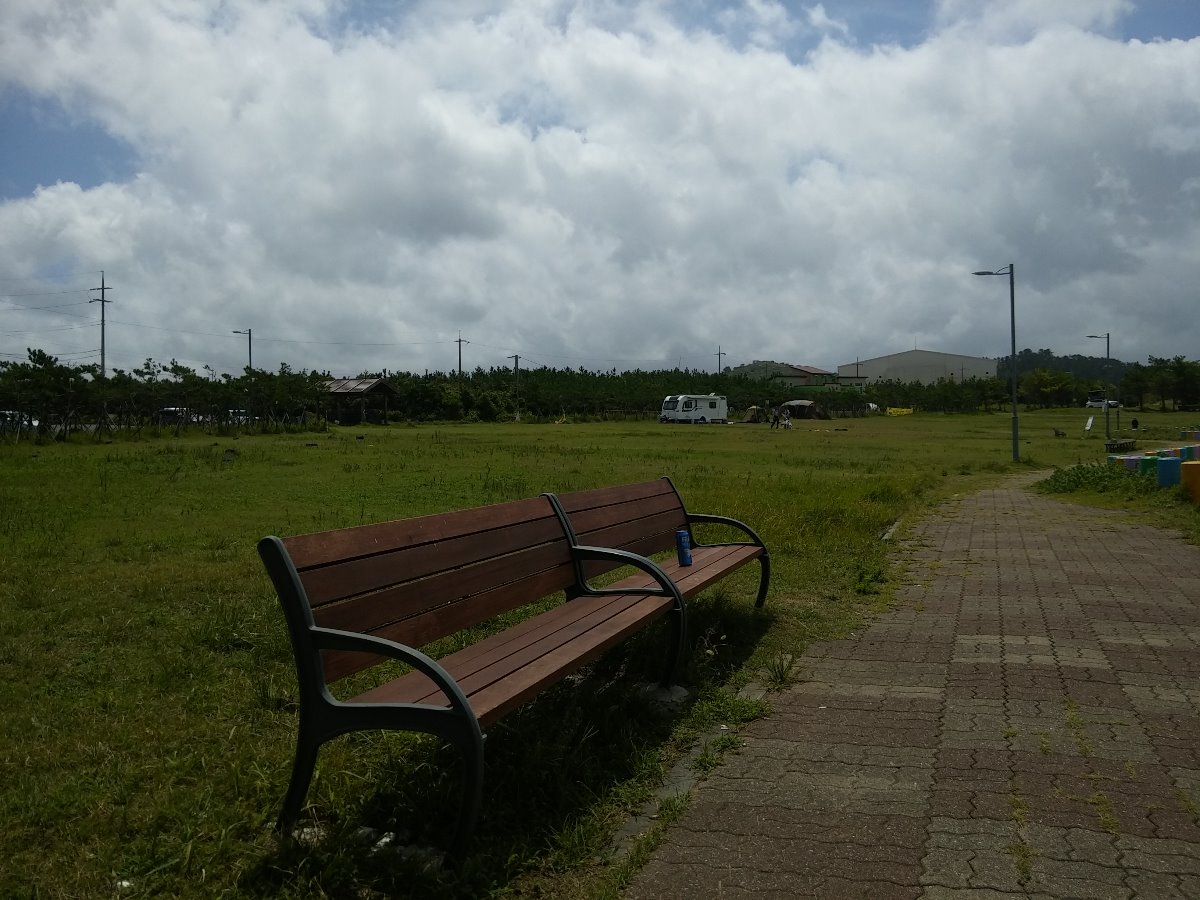 김녕해변 캠핑장 벤치 입니다