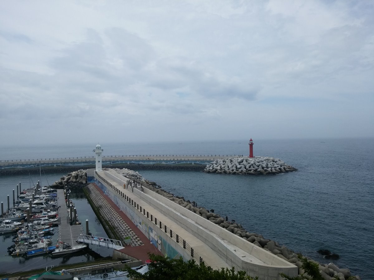 도두봉 선착장 및 등대 입니다