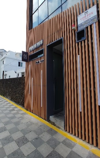 산지천 공중화장실 입구 입니다