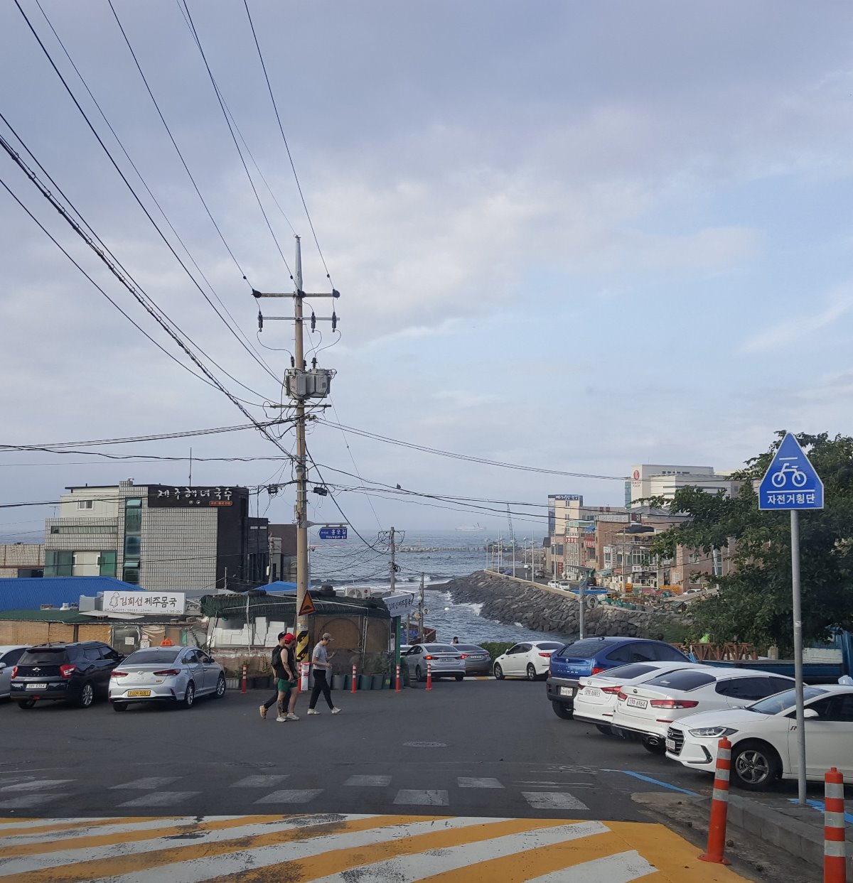 장애인들이 산책하기 좋은 해안도로를 가다 도로 모습 입니다
