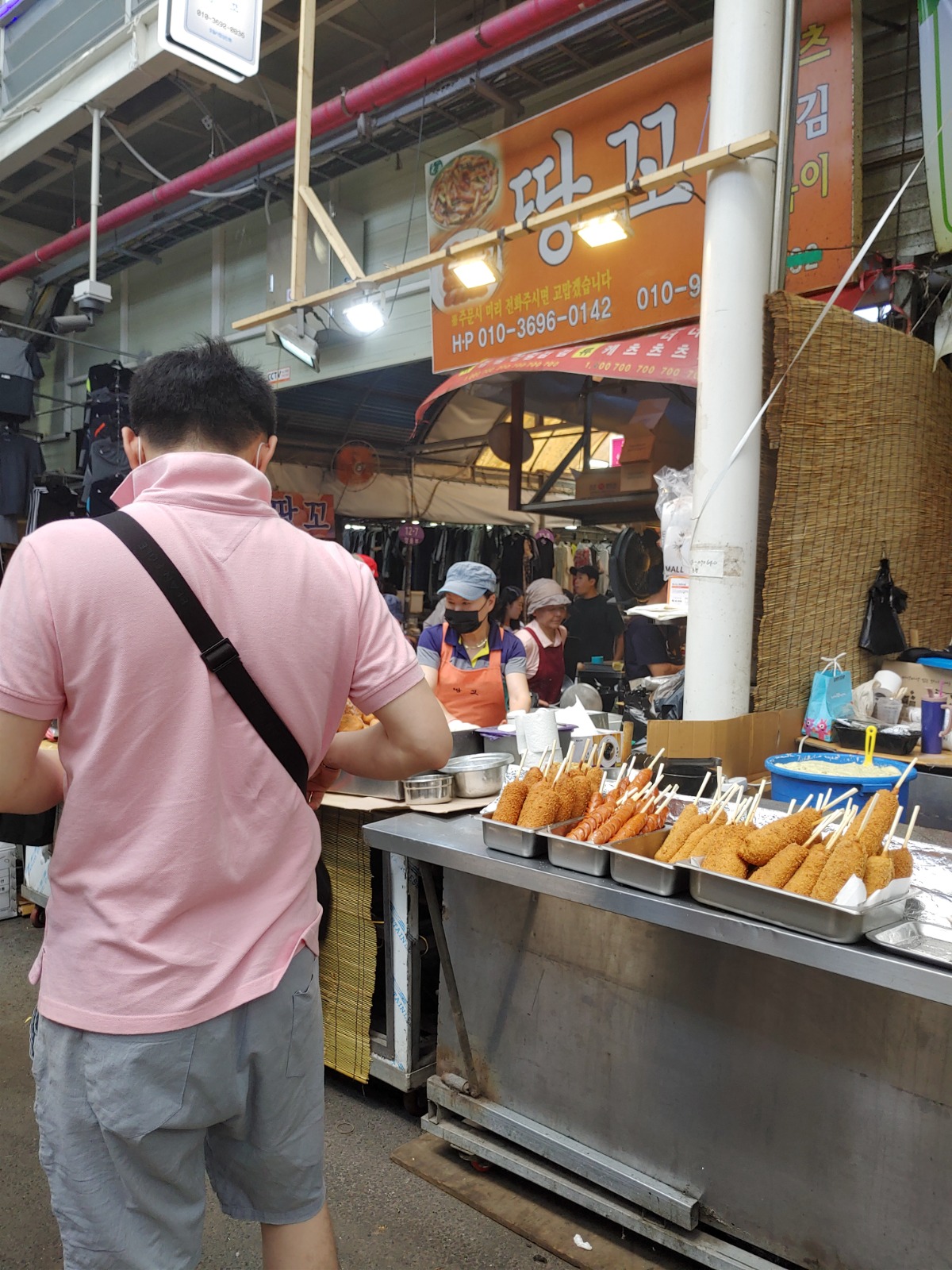 핫도그 및 꼬치 파는 가게입니다