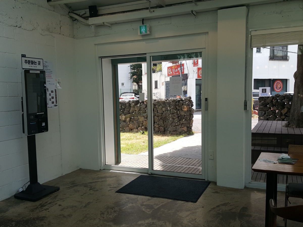 관덕정 분식 주 출입구 사진입니다