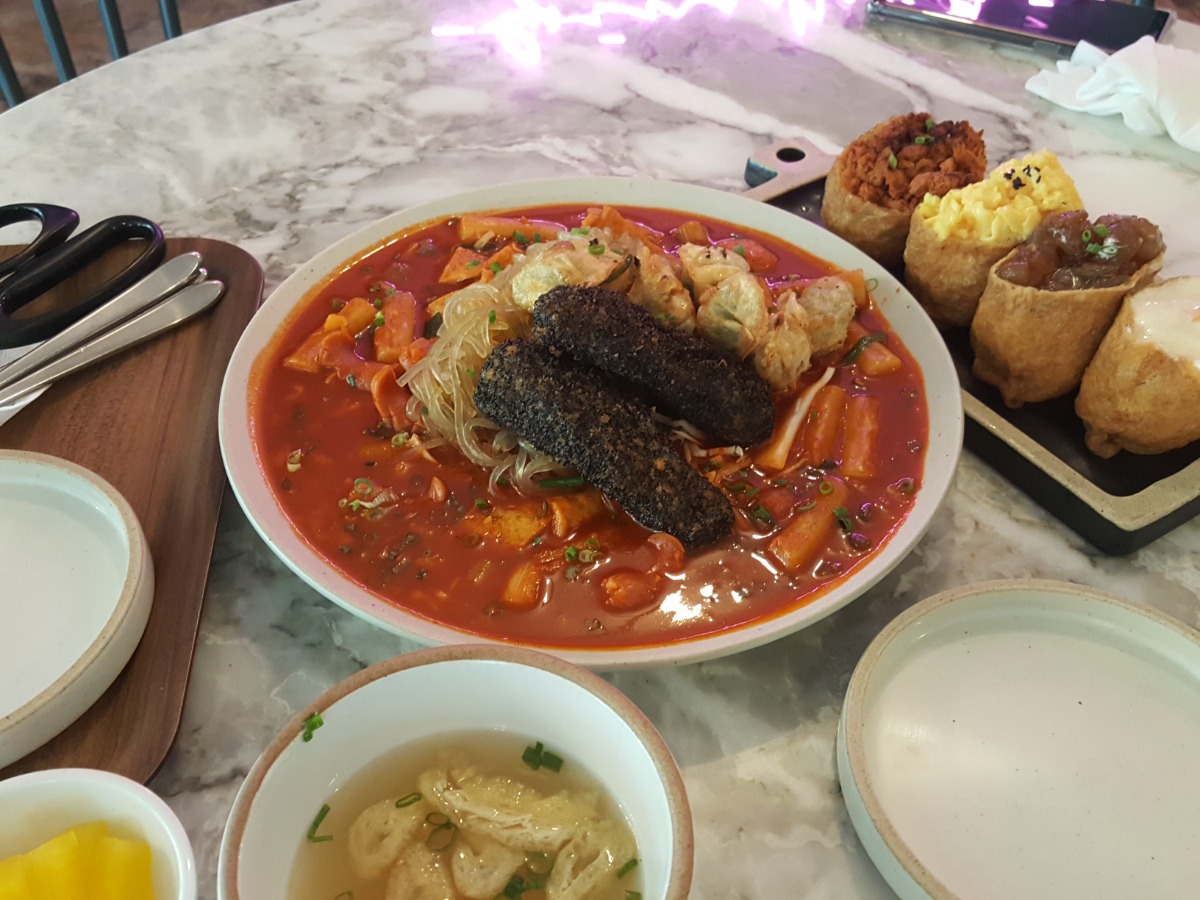 떡볶이 및 유부주먹밥 사진입니다