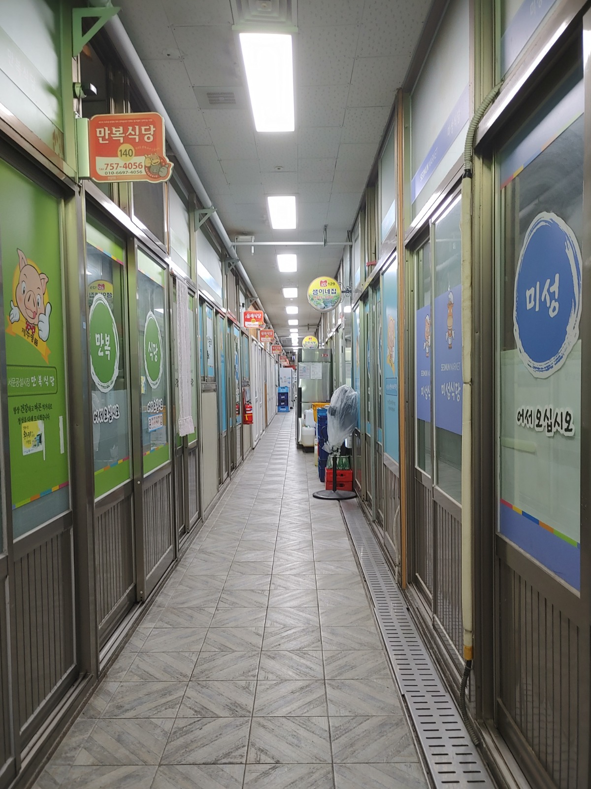 서문공설시장 내 식당들 사진입니다