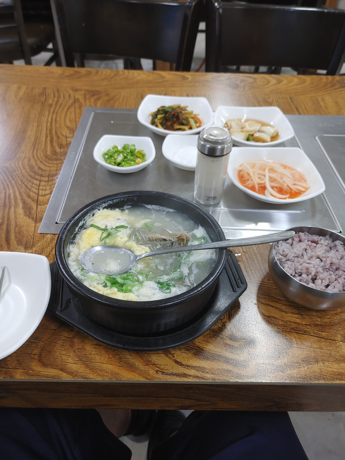 뚱 돼지 식당에서 먹은 9000원짜리 갈비탕 사진입니다.