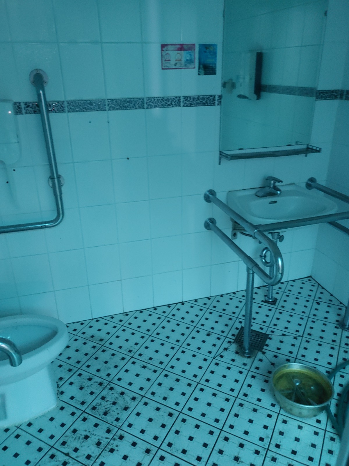 중문향토오일시장 장애인화장실 내부 사진입니다. 세면대와 손잡이가 설치되어있습니다.