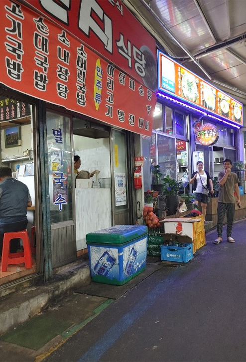 서귀포향토오일시장 내 맛집들이 보이는 사진입니다