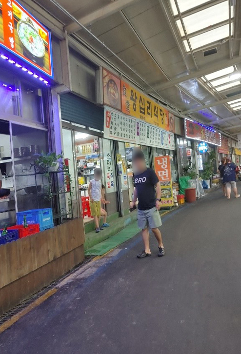 서귀포향토오일시장 식당들이 보이는 사진입니다