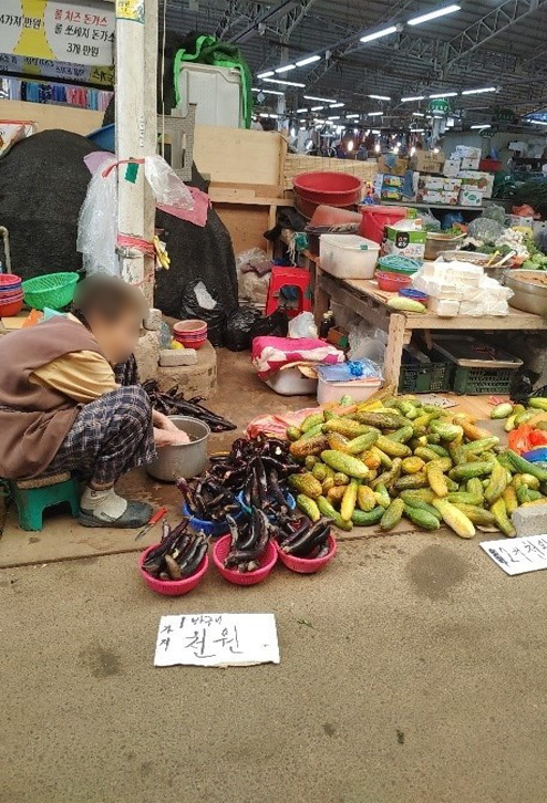 서귀포향토오일시장 내 야채 파는 곳 사진입니다