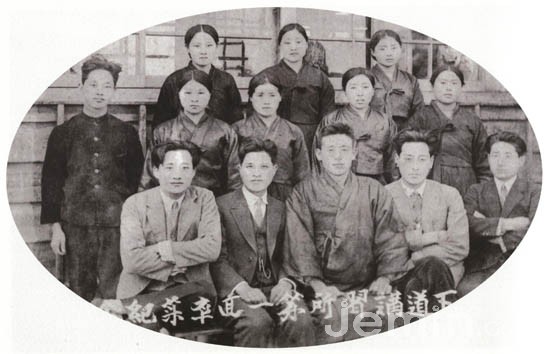 하도강습소 제1회 졸업기념 사진입니다