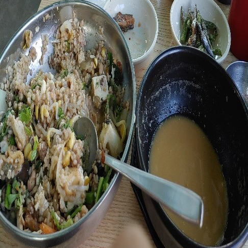 비빔밥이 잘 비벼져있습니다. 청국장 다 먹은 뚝배기가 같이 보입니다.