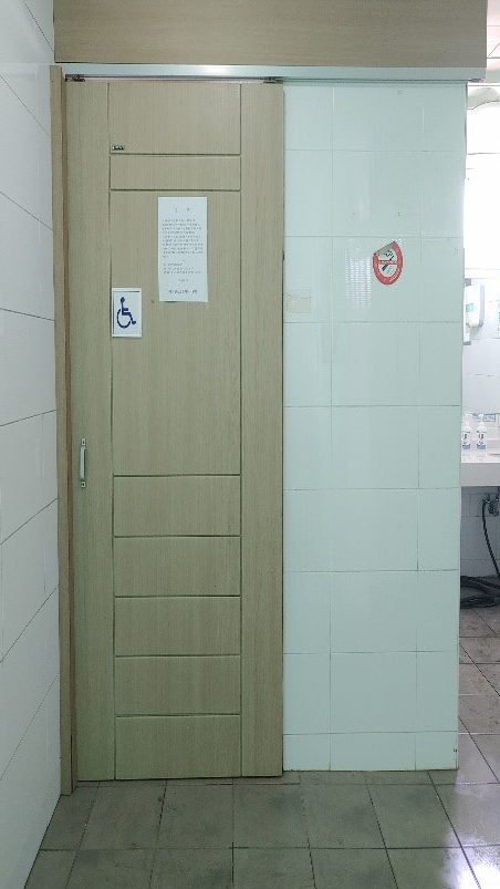 장애인 화장실 출입문 사진입니다