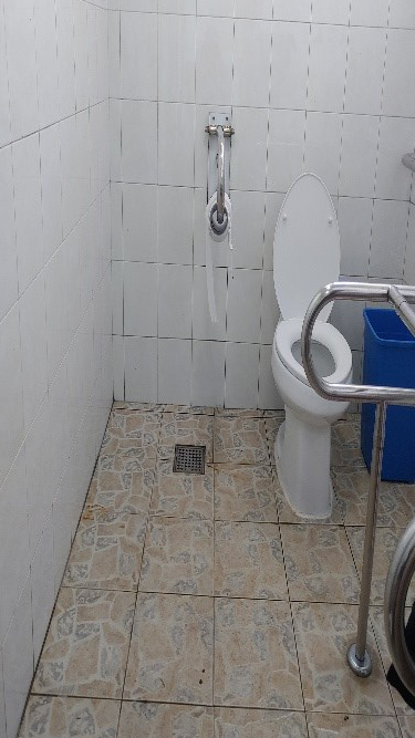 장애인화장실 대변기 사진입니다.