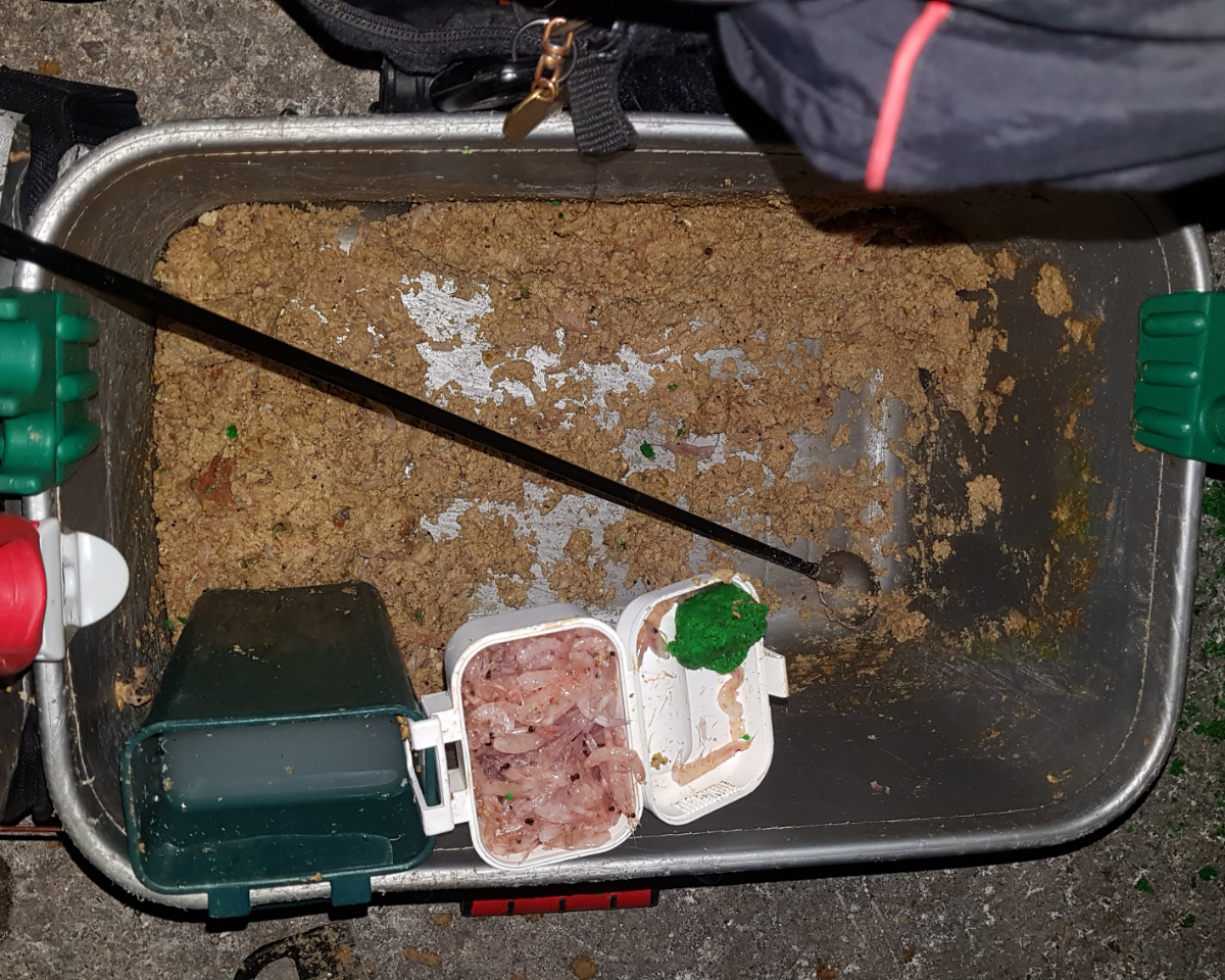 밑밥통 사진입니다. 밑밥이 있고 주걱통,크릴통이 끼워져있습니다.