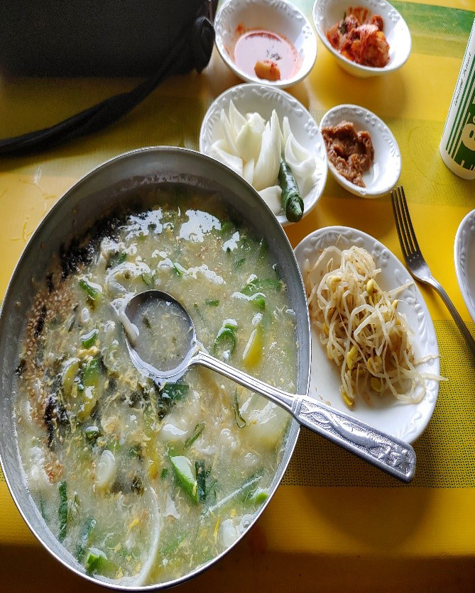 칼국수 입니다. 양파,고추,된장,깍두기김치,배추김치,콩나물무침이 반찬으로 보입니다.
