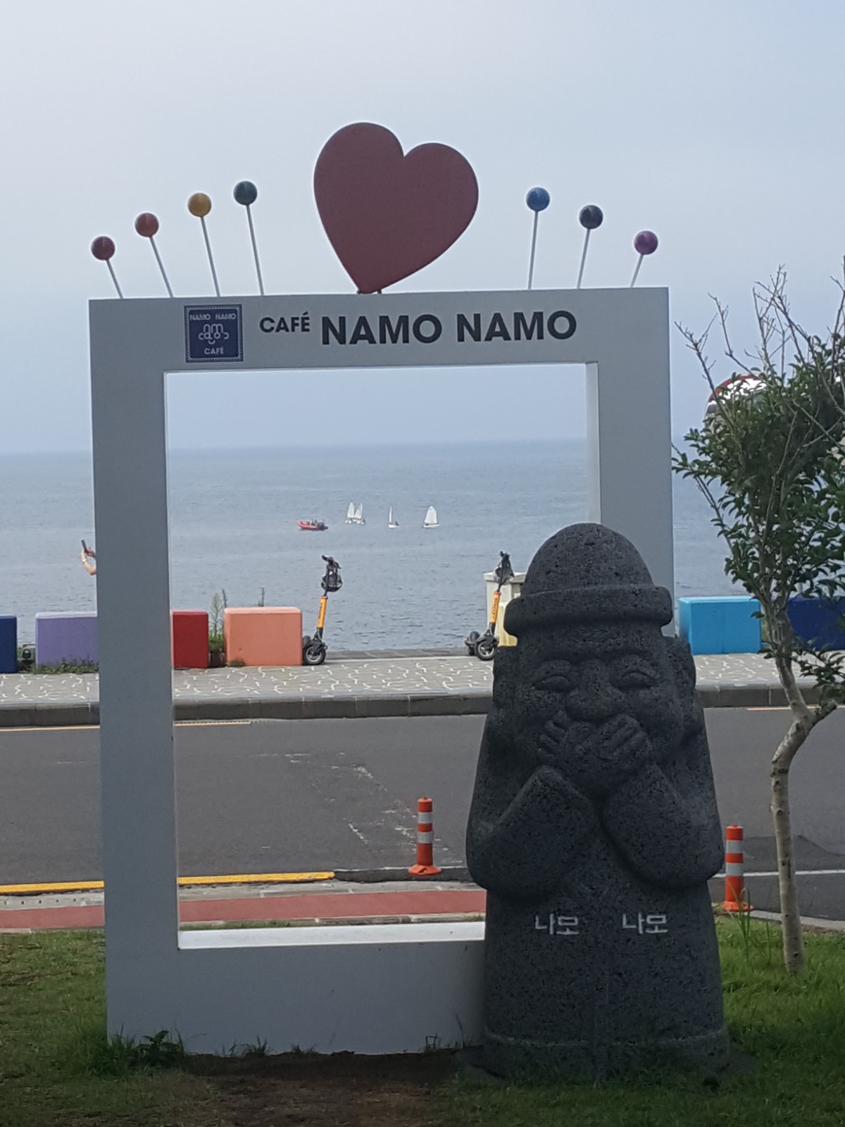 나모나모 포토존 사진입니다. 돌하르방이 있습니다.