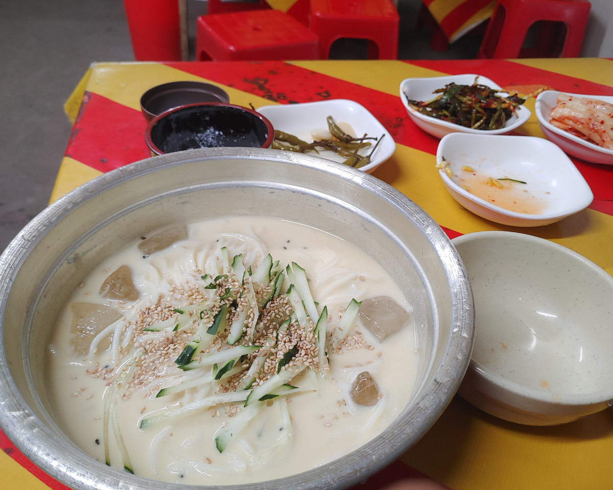 콩국수 사진입니다. 오이가 올려져있습니다.