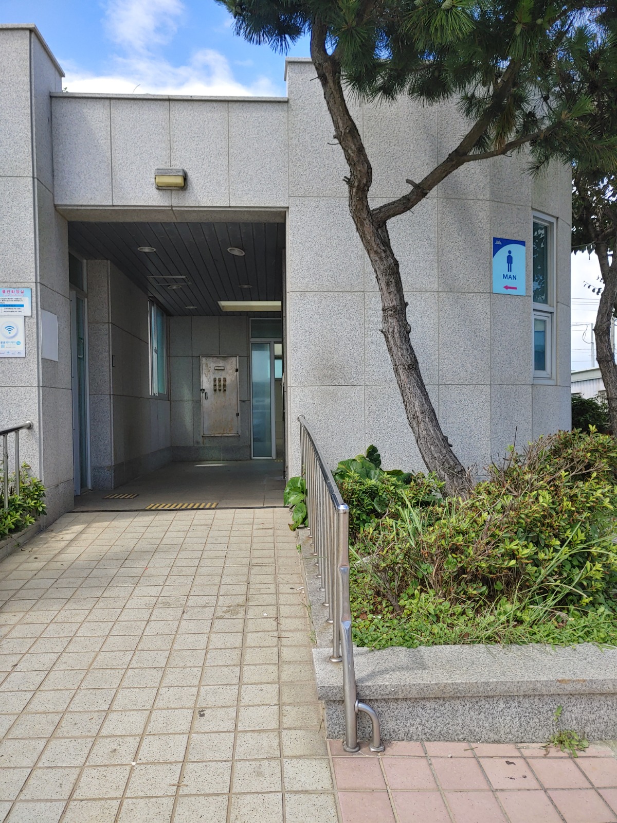 화장실 주출입구 사진입니다.
