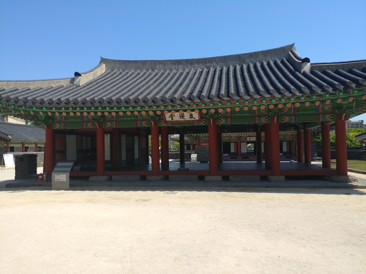 제주목관아 기와집 사진입니다. 안이 뚫려있어서 반대편의 기와집이 보입니다.