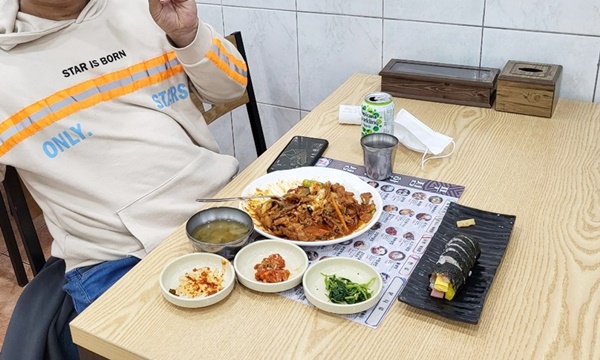 두루치기덮밥과 김밥한줄이 보이는 사진입니다.