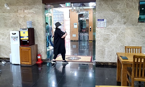 비원 내 내부 출입문과 앞에 사람 한명이 서있는 사진입니다.