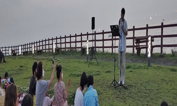 어영공원 내 버스킹을 하는 사진입니다.
