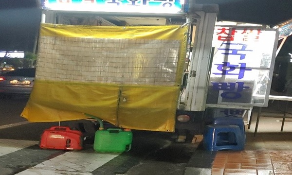 저녁에 국화빵 트럭이 보이는 사진입니다.