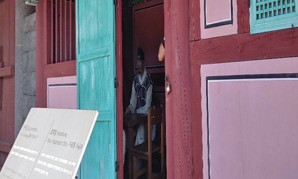 제주목 관아 군뢰청 내 사람 모형 1개가 보이는 사진입니다.