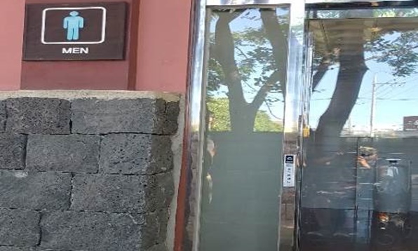 제주목 관아 화장실 입구가 보이는 사진입니다.