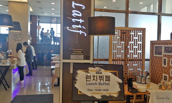 라티브 레스토랑 입구 모습입니다. 영어로 라티프라고 적혀 있습니다.