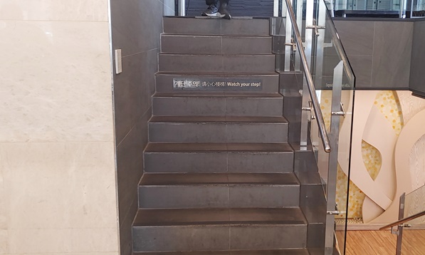라티프 식당 내부에 계단이 있습니다.
