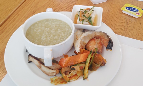 떠온 음식 사진인데, 죽, 회무침, 버섯이 있습니다.