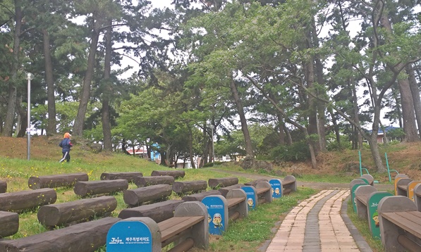 쉴 수 있는 의자가 놓여 있습니다.
