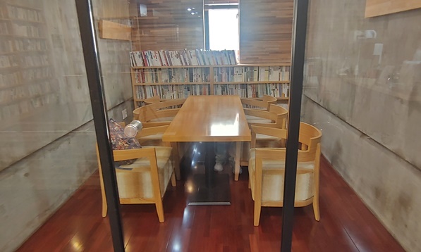 토론방 사진입니다. 토론방에도 책이 꽂아져 있는 책장이 있고, 테이블과 의자가 있습니다. 의자는 총 6개입니다.