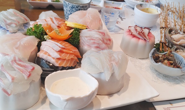 주문한 회입니다. 생선회와 연어가 있습니다.