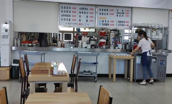 여객터미널 내 식당입니다. 식당에는 된장찌개, 수제돈까스, 닭볶음탕, 순대국밥 등이 있습니다.