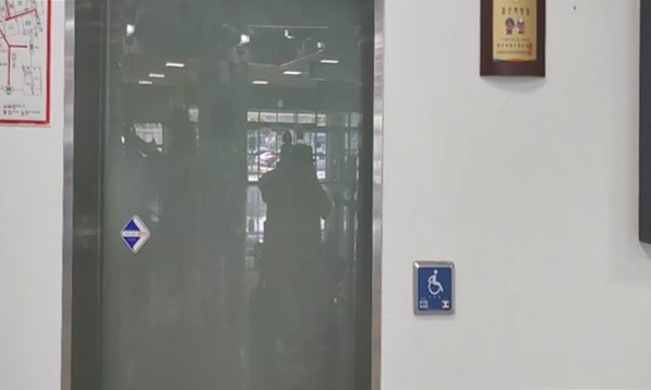장애인 화장실 주출입구입니다. 자동문이고, 밖에서 열림 버튼을 눌러야 합니다.