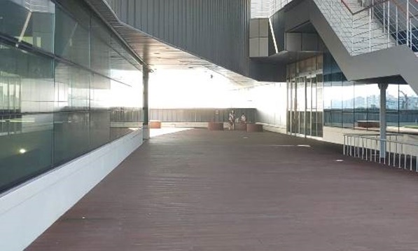 국제여객터미널 건물 야외 공원입니다. 넓고 길이 평평합니다. 턱이 없습니다.