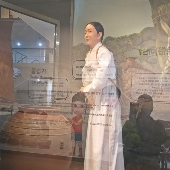 내부 전시물 물허벅을 진 여인입니다.