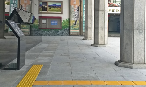 문예회관 출입구 점자블럭 사진입니다.