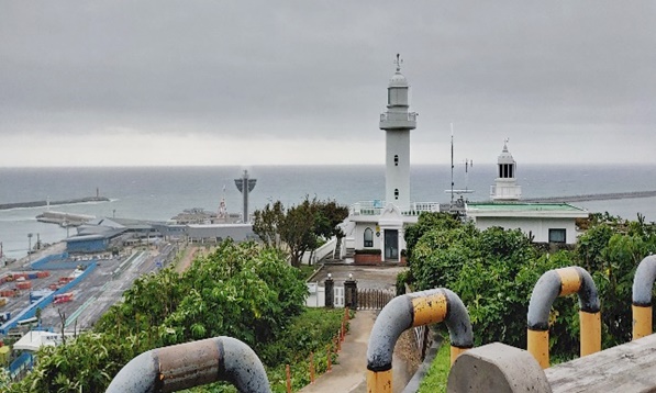 멀리서 본 산지등대 모습입니다.