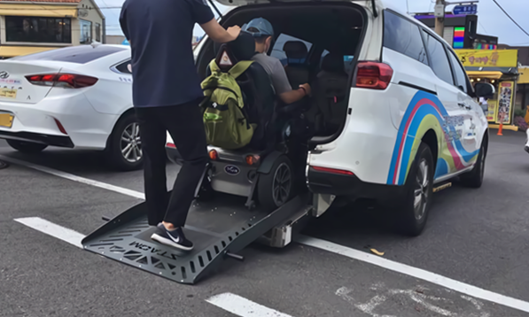 장애인 콜택시 이용 모습입니다.