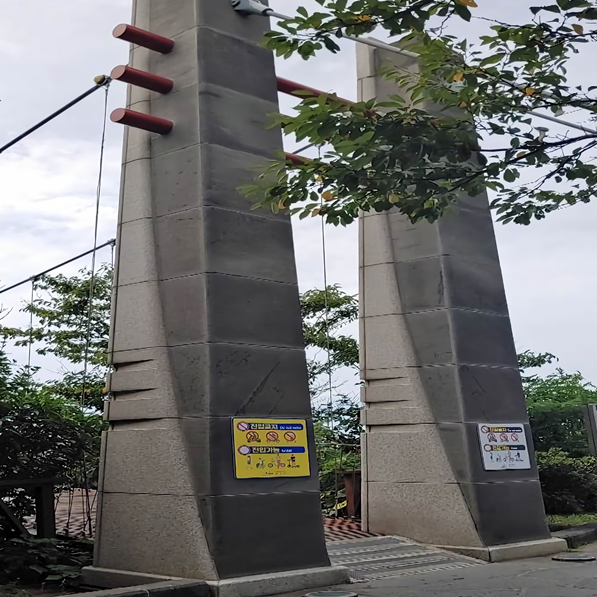 용연다리 주출입구 사진입니다.