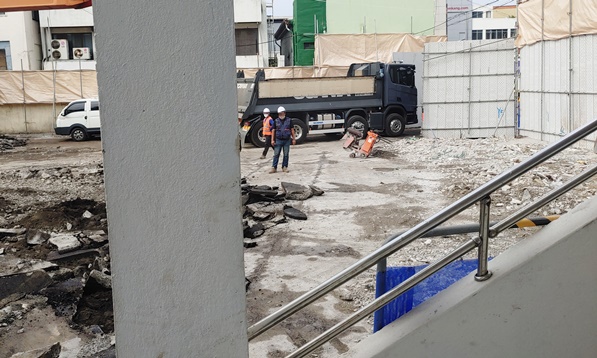 건물 뒷편 중앙 주차장 공사 중 사진입니다.
