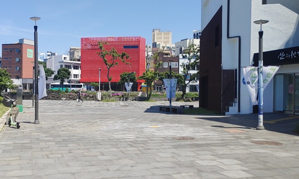 원도심 갤러리 앞 전경입니다. 바닥은 평평한 아스팔트입니다.